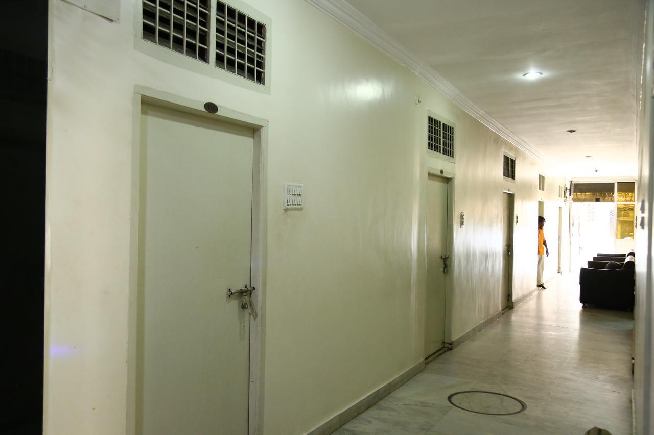 Sri Sai Krishna Deluxe Lodge Haiderabad Buitenkant foto