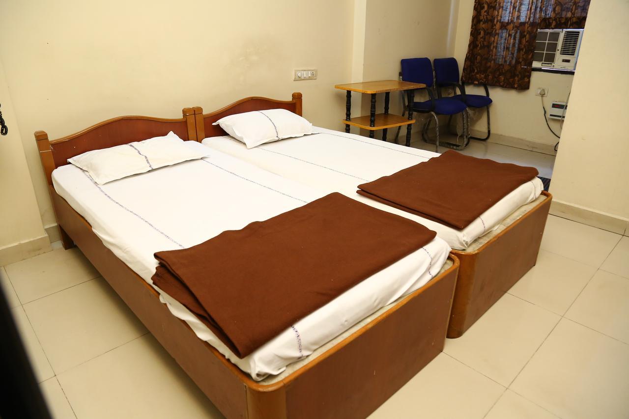 Sri Sai Krishna Deluxe Lodge Haiderabad Buitenkant foto