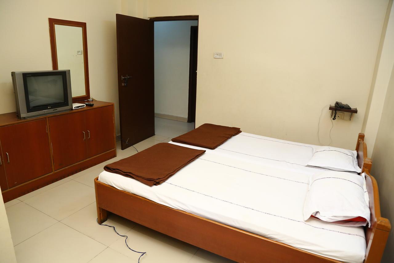 Sri Sai Krishna Deluxe Lodge Haiderabad Buitenkant foto