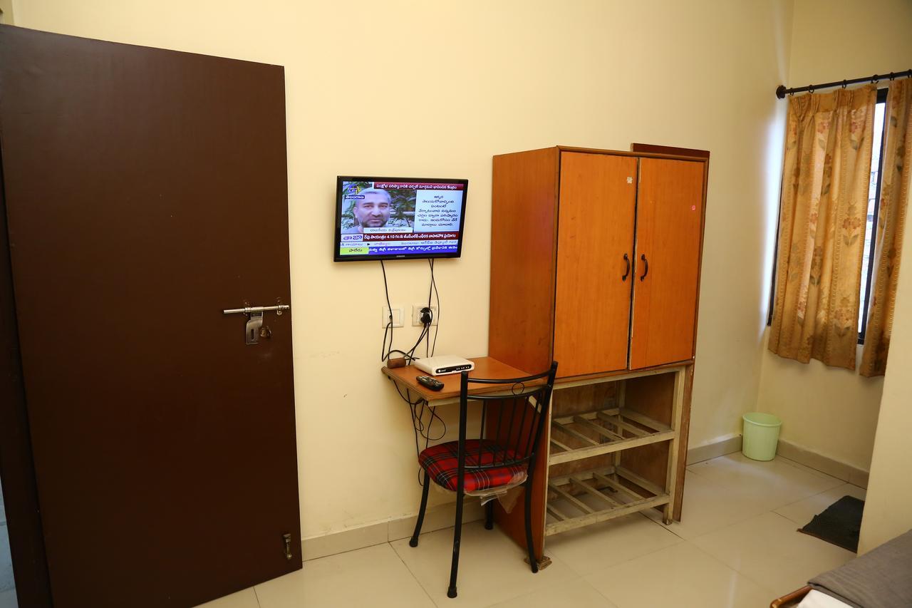 Sri Sai Krishna Deluxe Lodge Haiderabad Buitenkant foto