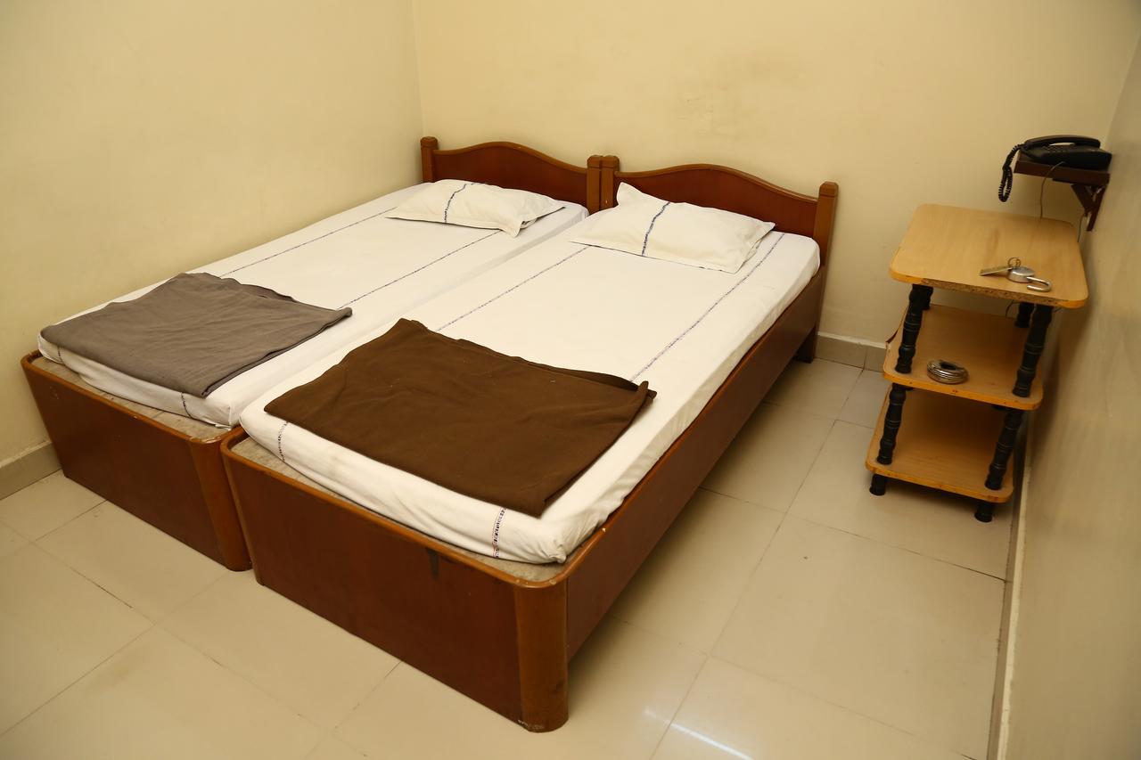 Sri Sai Krishna Deluxe Lodge Haiderabad Buitenkant foto